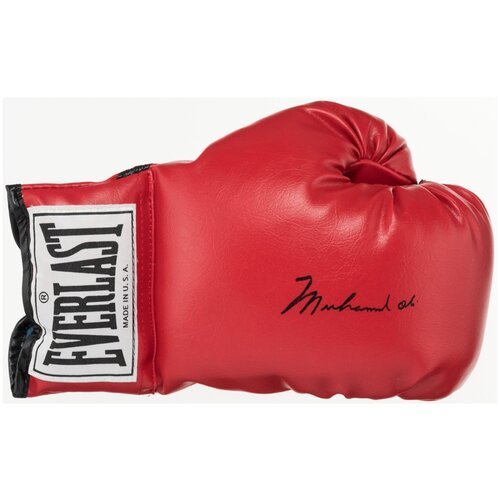 Боксерская перчатка с автографом Мухамеда Али. Перчатка в прозрачном боксе на основании из дерева. Сертификат подлинности в комплекте.